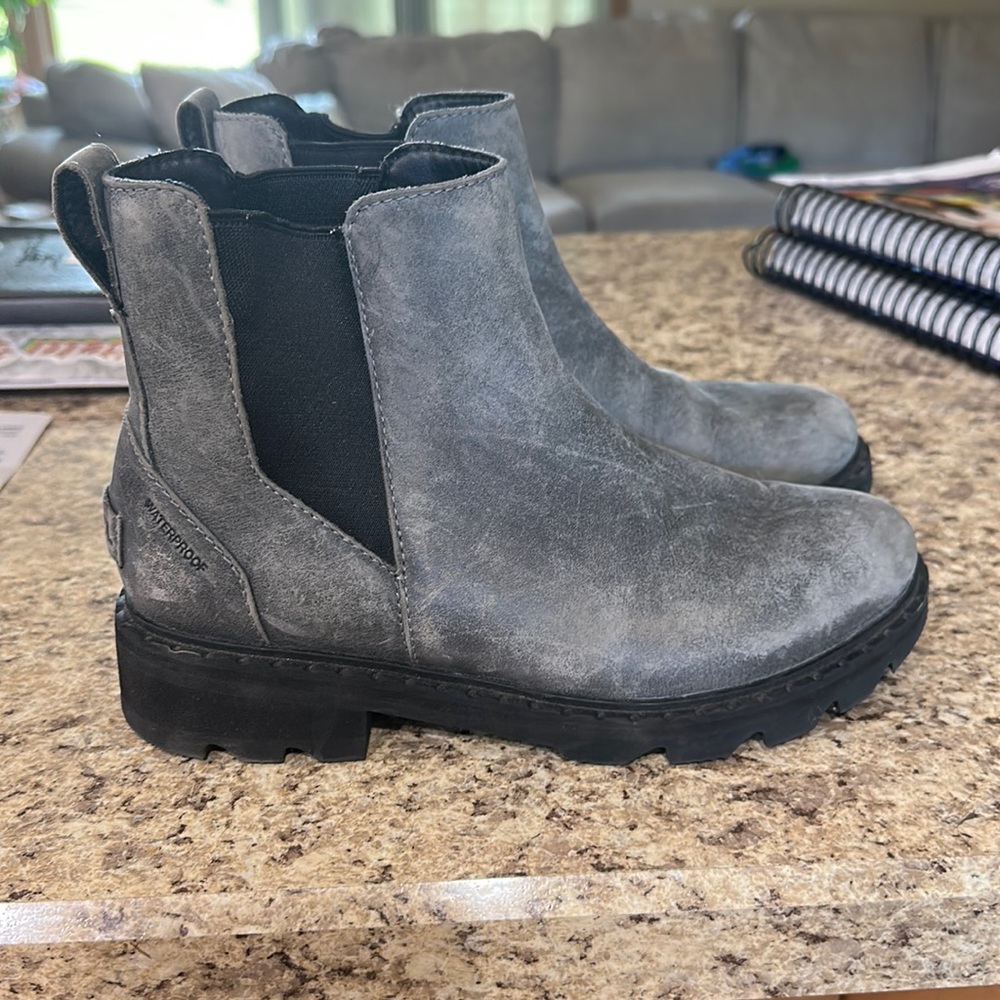 Sorel boots like new size 7 i wear a 6.5 i always size up to 7 in sorel shoes